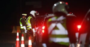 Infractor de toque de quedaba circulaba sin licencia de conducir y trató de sobornar a carabinero