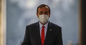 Foro de la UC se llena de insultos contra el rector Ignacio Sánchez