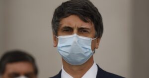 Más de 100 académicos firman carta pidiendo la salida del ministro Andrés Couve