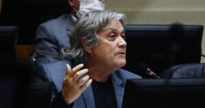 Senador Navarro ingresó denuncia contra ex ministro Jaime Mañalich