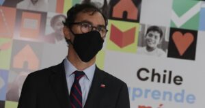 Ministro Figueroa descarta fijar con anticipación la fecha para el regreso a las clases presenciales