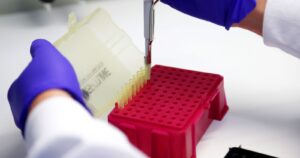 Rusia anuncia el inicio de ensayo en humanos de dos vacunas contra el coronavirus