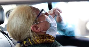 Sociedad de Infectología contradice a la FDA y al Gobierno por test de saliva para detectar COVID-19