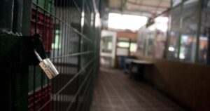 Se desploma economía chilena: Imacec de abril reporta una caída del 14,1%