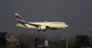 LATAM propone recortes de 30% en sueldo base de los pilotos