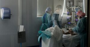 Desde la hipertensión a la calvicie: todos los factores de riesgo del coronavirus que están siendo investigados