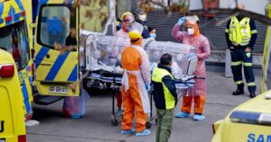 Principal diario argentino afirma que Chile habilitó atención de pacientes en las calles