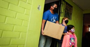 ¿Cómo se asigna la entrega de cajas de alimentos?