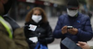 Mujer con COVID-19 fue detenida en estación Lo Valledor: denunció no haber recibido resultados de PCR