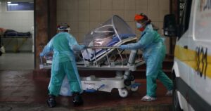 Retraso de médicos y laboratorios en informes mantendría desactualizada la cifra de casos COVID-19 en Chile