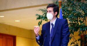 Fuego amigo: presidente de la Cámara de Diputados toma distancia de Piñera