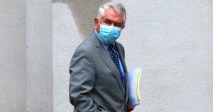 Ministro Paris regula el tono y asegura que limitar las ganancias de isapres no es un ataque: 