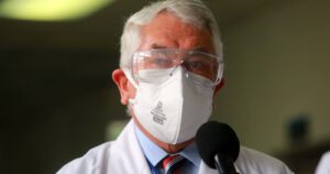 Ministro Enrique Paris se emociona al recordar a fallecida funcionaria de Cesfam