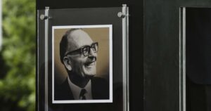 A los jóvenes: ¿Reescribir o aprender de la historia?