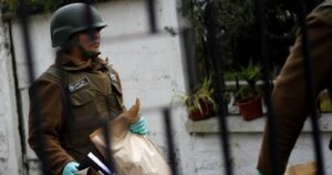 Allanamiento en Barrio Yungay: carabineros derrumbaron puerta equivocada pese a advertencia de vecinos