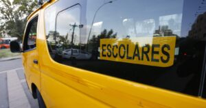 Furgones escolares se convierten en salas de clases para alumnos de zonas mapuches