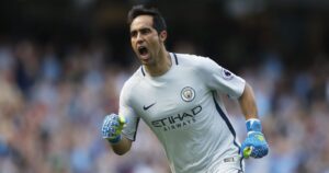 Claudio Bravo continuará hasta agosto en el Manchester City