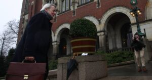 Ex agente chileno en La Haya derriba los argumentos del canciller Ribera ante cierre de embajadas