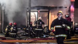 Buenos Aires: dos bomberos mueren en incendio y explosión en perfumería