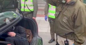 Insólito: descubren a un joven tratando de burlar control sanitario en el maletero de un taxi