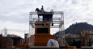 ¿Intendencia o Ejército? Quién autorizó la polémica estructura de Fundación Iguales en Plaza Baquedano