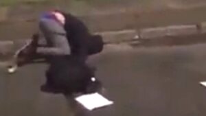 Vecino sufre golpiza en plaza por solicitar a grupo de personas usar mascarilla