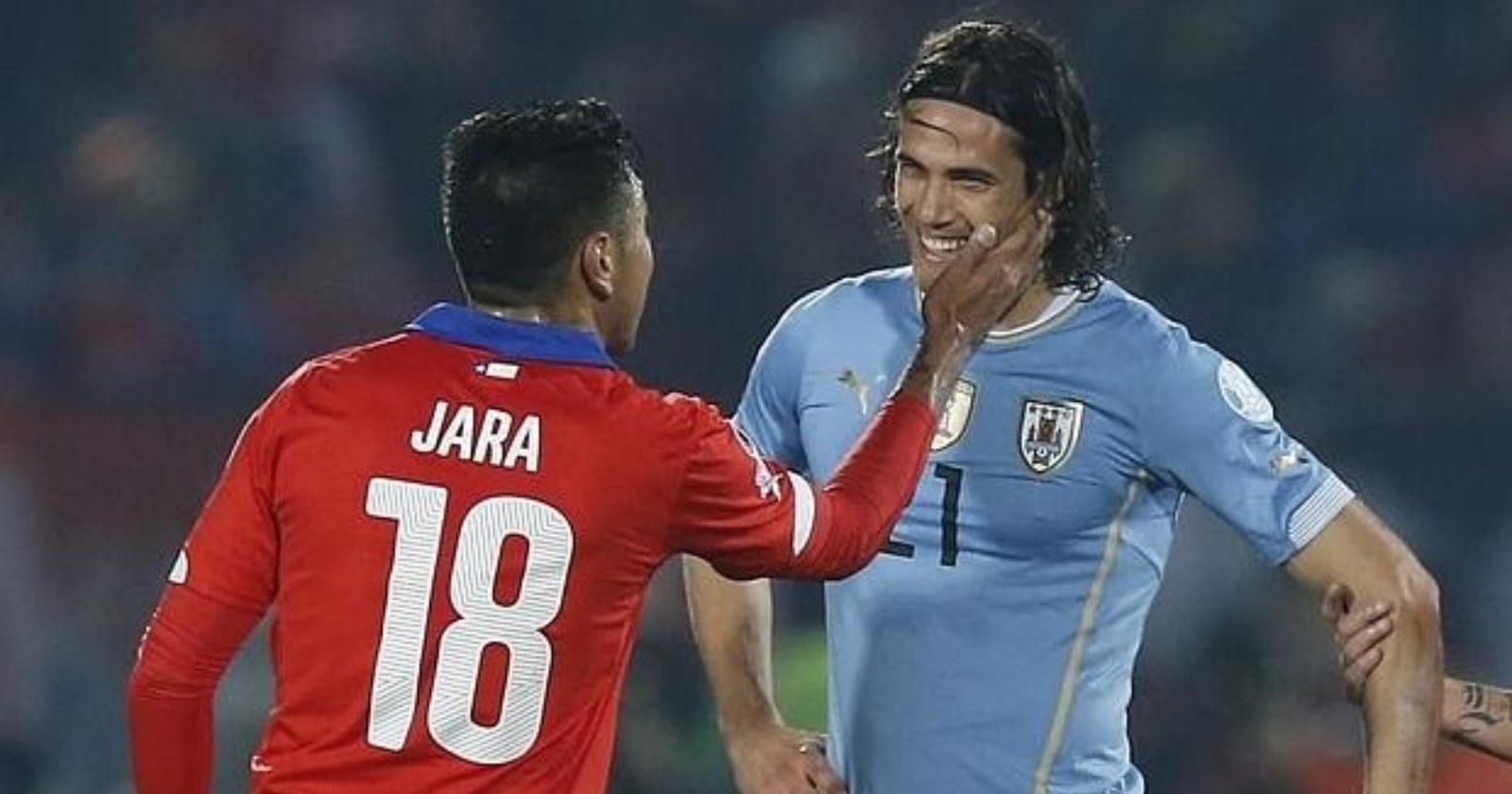 Gonzalo Jara y Edinson Cavani
