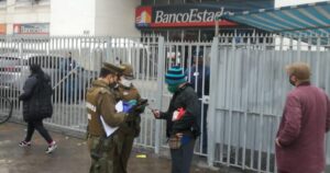 Detienen a adulto mayor con COVID-19 tratando de ingresar a un banco en San Miguel