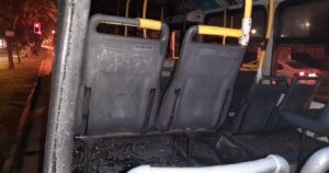 Grupo de 15 sujetos secuestró bus del Transantiago e intentó incendiarlo en la Villa Francia