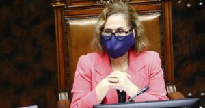 Extensión del postnatal: presidenta del Senado dispuesta a pasar sobre la Constitución