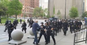 VIDEO | Brutal agresión de policía de Estados Unidos a un anciano que protestaba por muerte de George Floyd