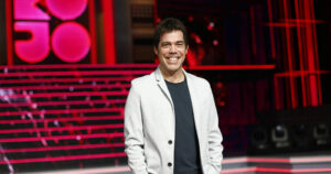 TVN desmiente a Álvaro Escobar: fue notificado en mayo de su despido