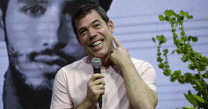 Álvaro Escobar se enteró por la prensa de su despido de TVN: 