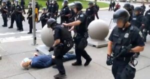 Donald Trump sugiere que anciano empujado por la policía es parte de un montaje