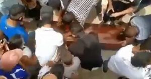 VIDEO | Hombre murió por coronavirus en Colombia y sus familiares abrieron el ataúd y tocaron el cuerpo para despedirse 