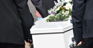 Funerarios de España creen que hubo casi 17 mil muertos más por COVID-19 que los informados