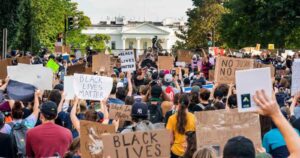 Octava noche de protestas: manifestantes vuelven a desafiar el toque de queda en Estados Unidos