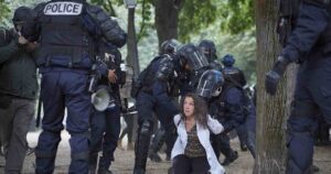 VIDEO | Policía de Francia detiene brutalmente a enfermera durante protestas de trabajadores de la salud