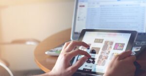 Cómo sobrevivir a las pantallas múltiples en la cuarentena