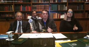 Jair Bolsonaro y un acordeón: el curioso homenaje a los muertos por coronavirus en Brasil