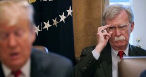 Trump intenta evitar con la justicia publicación de polémicas revelaciones de su ex asesor de seguridad