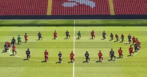 Federación Inglesa no sancionará a los futbolistas que se manifiesten contra el racismo