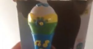 VIDEO | La grosera frase que lanzó un micrófono de juguete recién comprado