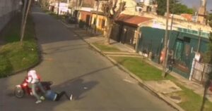 VIDEO | Mujer fue arrastrada por motochorro en Argentina: su pelo quedó enganchado en la moto