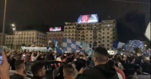 Nula distancia social: las masivas celebraciones de los hinchas de Napoli tras el título de Copa Italia