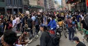 George Floyd: gobernador de Nueva York pide que manifestantes se hagan exámenes por el coronavirus