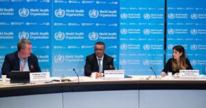 Quiénes son los tres voceros de la OMS durante la pandemia del coronavirus