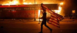 Sexta noche de protestas en EE.UU.: 40 ciudades con toque de queda y Trump protegido en búnker de la Casa Blanca