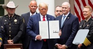 Donald Trump firma decreto para reformar la policía y prohíbe el estrangulamiento durante arrestos
