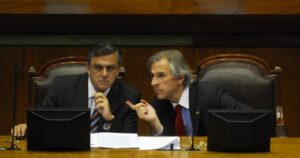 Moreira se enfrenta a Longueira por pedir renuncias a la UDI de quienes voten a favor del retiro del 10%